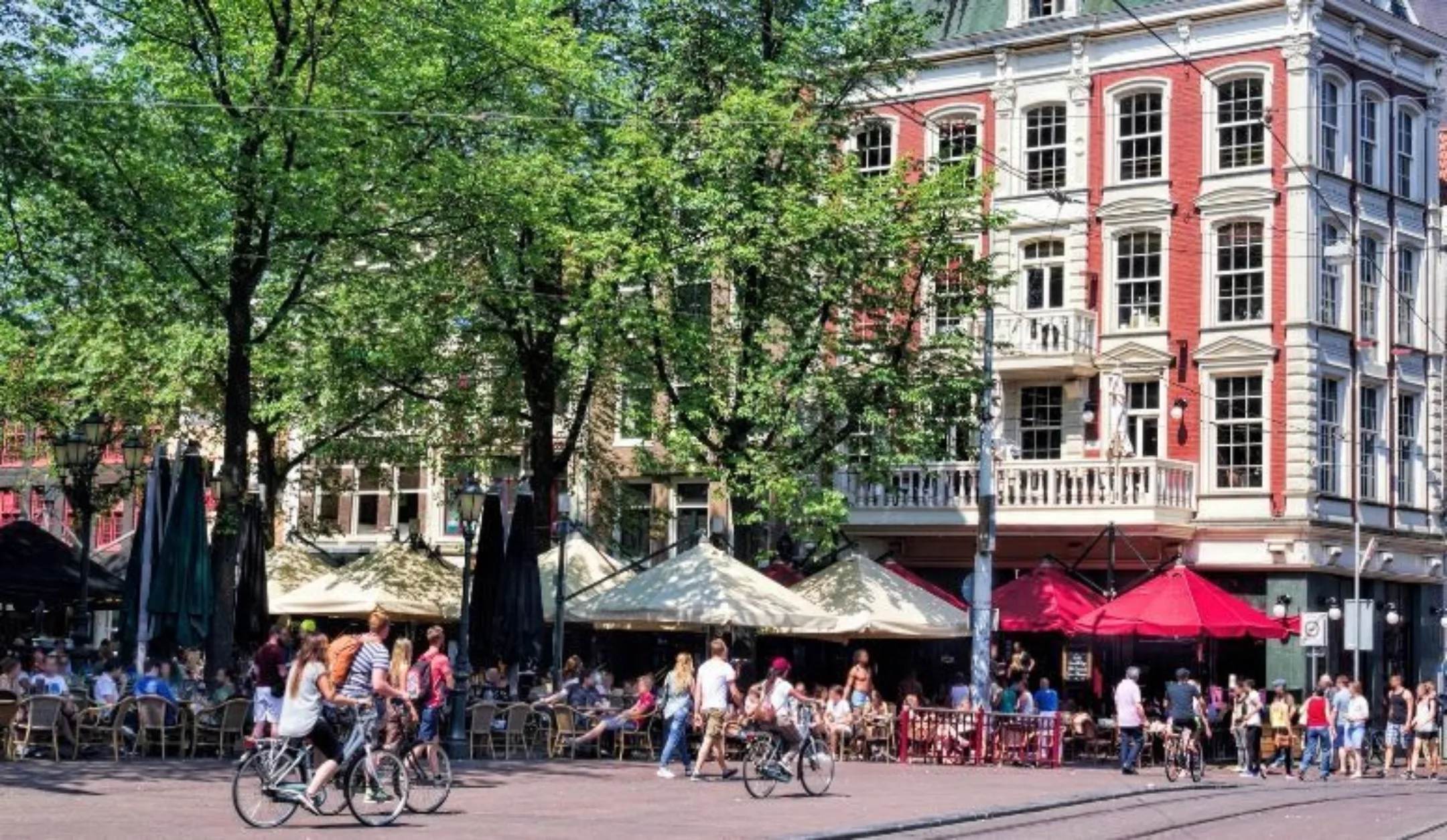 Meertalige service in jouw horecazaak op terras zomer